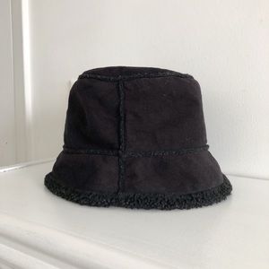 Black bucket hat